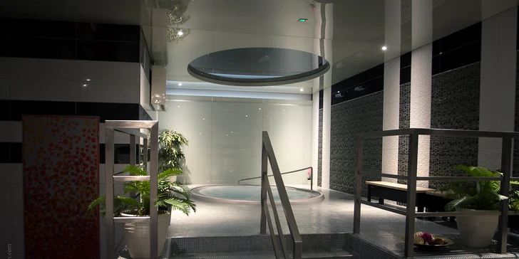 90 minut relaxace ve veřejném wellness: vířivka a finská, parní i aroma sauna