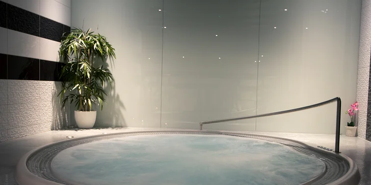 90 minut relaxace ve veřejném wellness: vířivka a finská, parní i aroma sauna