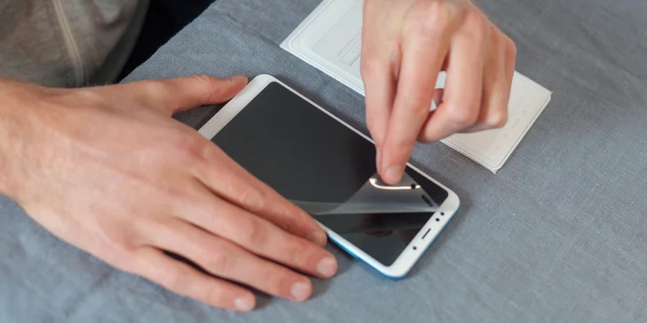 Nano obal na mobil, chytré hodinky nebo displeje fotoaparátů: sám se regeneruje a nepraskne