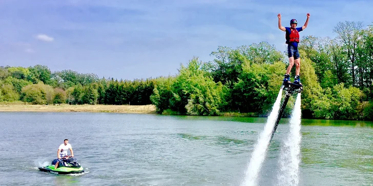 Vznášejte se nad vodou jako superhrdinové: let na flyboardu pro 1 i 2 osoby