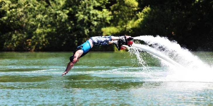 Vznášejte se nad vodou jako superhrdinové: let na flyboardu pro 1 i 2 osoby