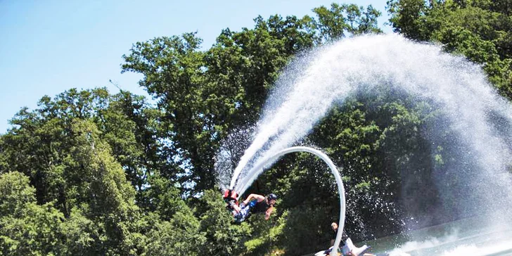 Vznášejte se nad vodou jako superhrdinové: let na flyboardu pro 1 i 2 osoby