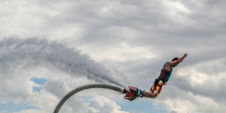 Vznášejte se nad vodou jako superhrdinové: let na flyboardu pro 1 i 2 osoby