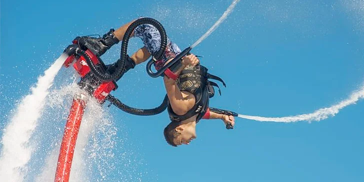 Flyboarding: let nad vodní hladinou ve východních Čechách + dárek
