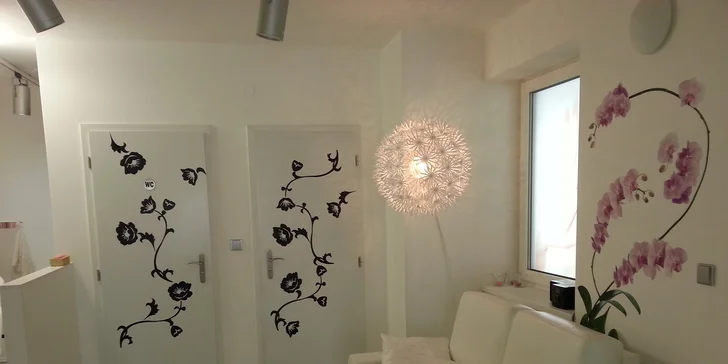 Permanentní make-up obočí čárkovanou metodou