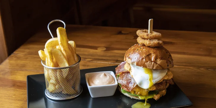 Burger podle výběru z 8 druhů: hovězí nebo vepřové maso či zeleninový řízeček, hranolky a dip