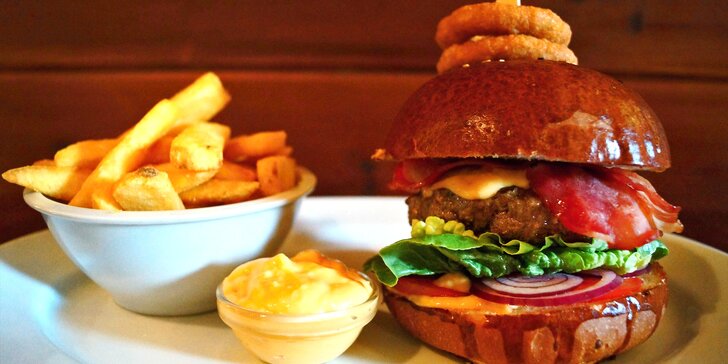 Burger podle výběru z 5 druhů: hovězí nebo kuřecí maso i vege verze, hranolky a dip