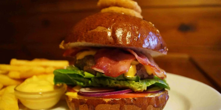 Hovězí burger podle výběru ze 3 druhů, steakové hranolky a dip pro jednoho