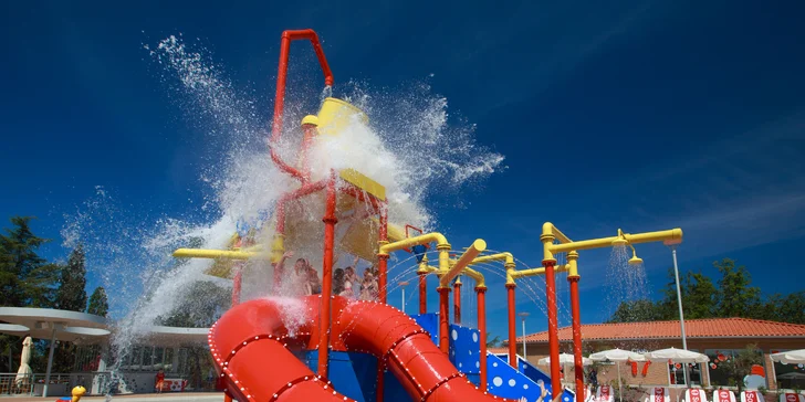 Chorvatský Umag: 4* resort s bazény a aquaparkem, jídlo i pití, 200 m na pláž a děti zdarma
