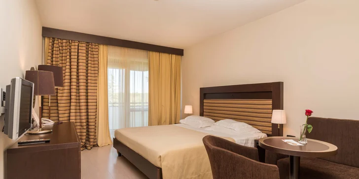 Chorvatský Umag: 4* resort s bazény a aquaparkem, jídlo i pití, 200 m na pláž a děti zdarma