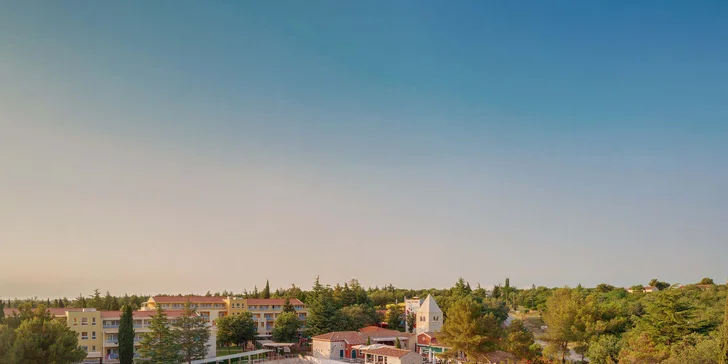 Chorvatský Umag: 4* resort s bazény a aquaparkem, jídlo i pití, 200 m na pláž a děti zdarma