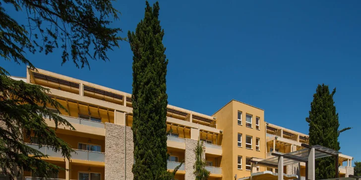 Chorvatský Umag: 4* resort s bazény a aquaparkem, jídlo i pití, 200 m na pláž a děti zdarma
