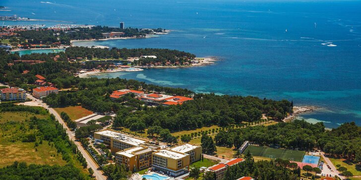 Chorvatský Umag: 4* resort s bazény a aquaparkem, jídlo i pití, 200 m na pláž a děti zdarma