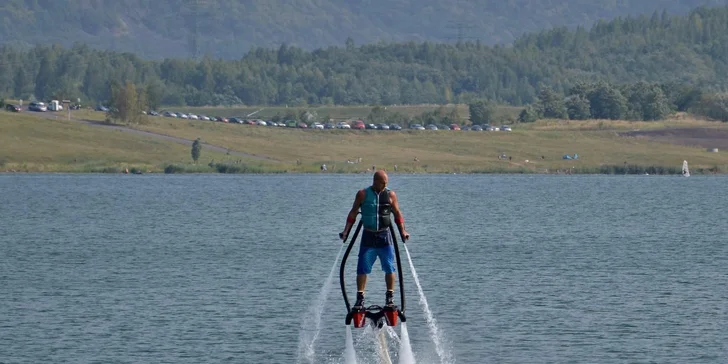 Vznášejte se nad vodou jako superhrdinové: let na flyboardu pro 1 i 2 osoby