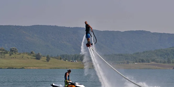 Vznášejte se nad vodou jako superhrdinové: let na flyboardu pro 1 i 2 osoby