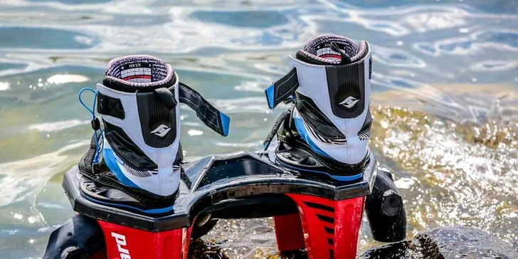 Vznášejte se nad vodou jako superhrdinové: let na flyboardu pro 1 i 2 osoby