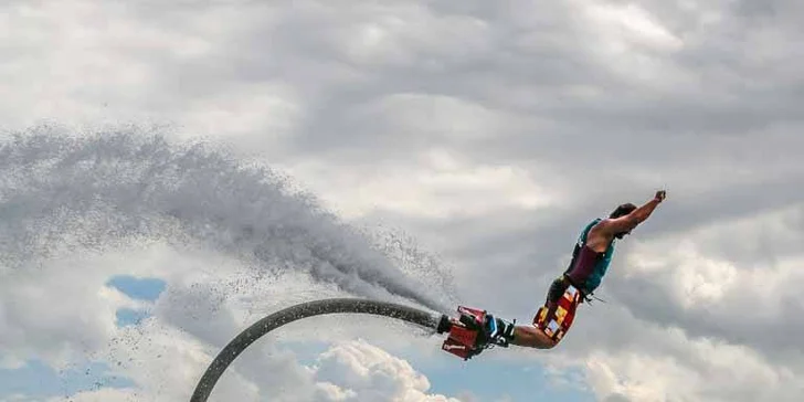 Vznášejte se nad vodou jako superhrdinové: let na flyboardu pro 1 i 2 osoby