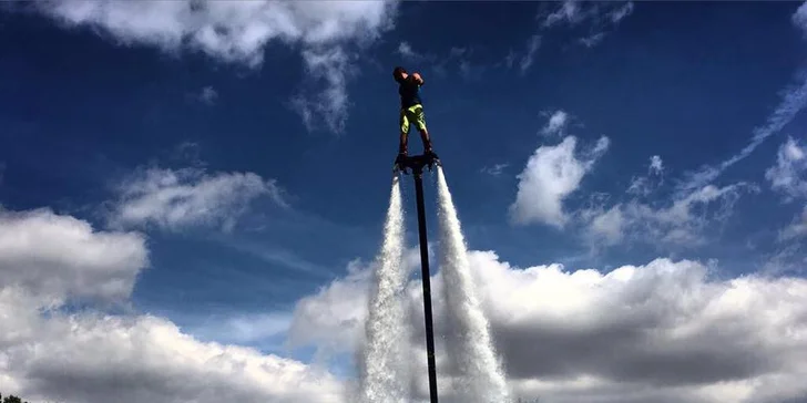 Vznášejte se nad vodou jako superhrdinové: let na flyboardu pro 1 i 2 osoby