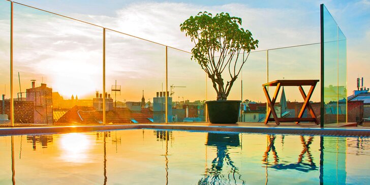 Luxusní relaxace pro 2 osoby: wellness, privátní jacuzzi i láhev sektu na střeše hotelu