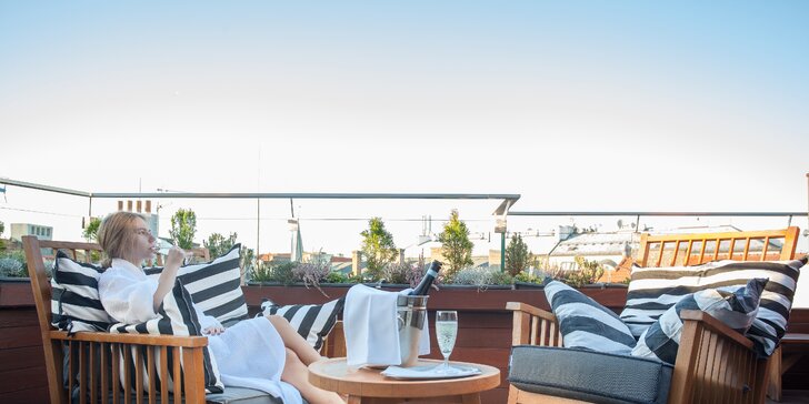 Luxusní relaxace pro 2 osoby: wellness, privátní jacuzzi i lahev sektu na střeše hotelu