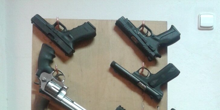 Střelecké balíčky s až 104 náboji: pistole a karabiny, revolvery i pušky s optickým zaměřovačem
