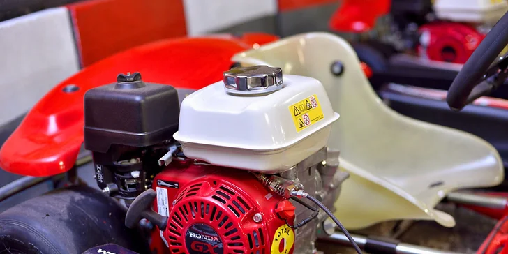 Šlápněte na to: adrenalinová jízda na motokárách na vnitřním okruhu až pro 2 osoby