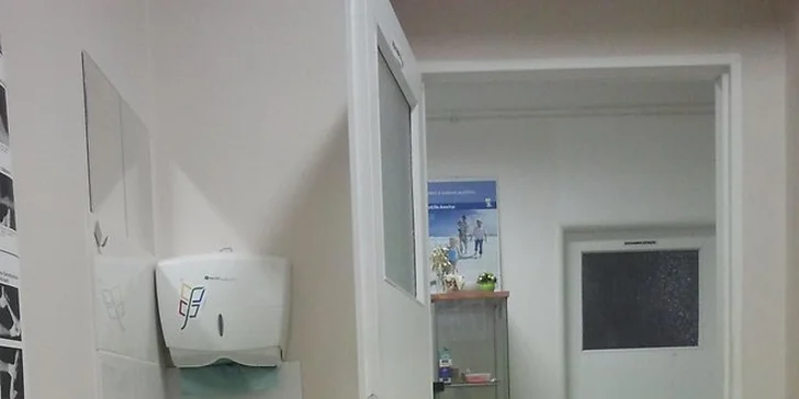 Breussova masáž páteře. Navíc masáž nohou a plosek teplým olejem