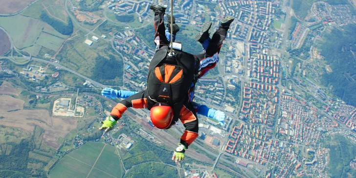 Vychutnáte si minutu volného pádu při rychlosti přes 200 km/h.