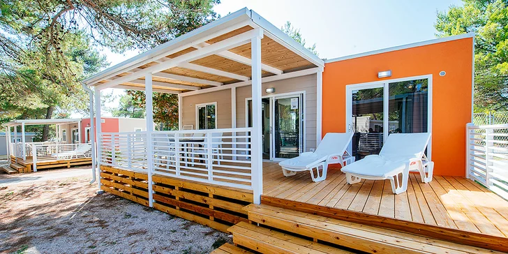 Resort v chorvatském Zatonu: mobilhome až pro 7 os., 400 m na pláž, bazény a zábava, možnost polopenze