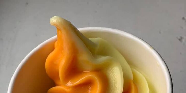 Prima sladké osvěžení: točená zmrzlina do kornoutu či kelímku v centru Plzně