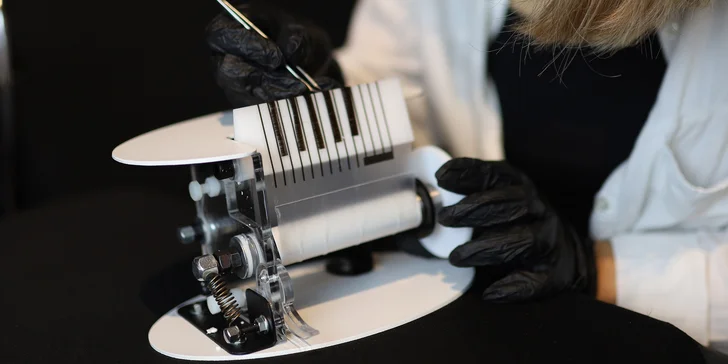 Prodloužení řas vybranou metodou či laminace obočí včetně barvení