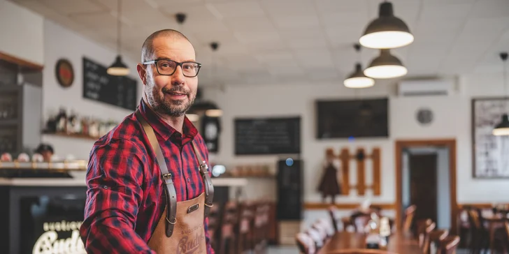 Pořádná hostina v restauraci Budějovický Budvar: 500 g grilovaných vepřových žebírek, omáčky a pečivo