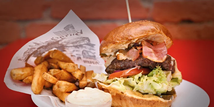 Special burger, steakové hranolky a nápoj pro 1 či 2 os.: v bulce hovězí s čedarem, volským okem i chilli