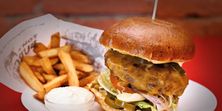 Special burger, steakové hranolky a nápoj pro 1 či 2 os.: v bulce hovězí s čedarem, volským okem i chilli