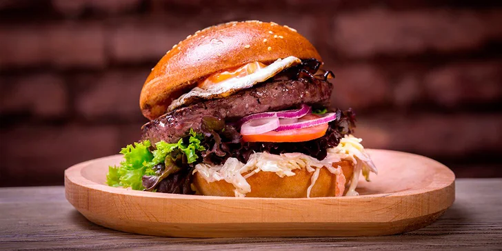 Burgerové menu od Toma s hranolky a pivním speciálem pro 1, 2 či 4 osoby