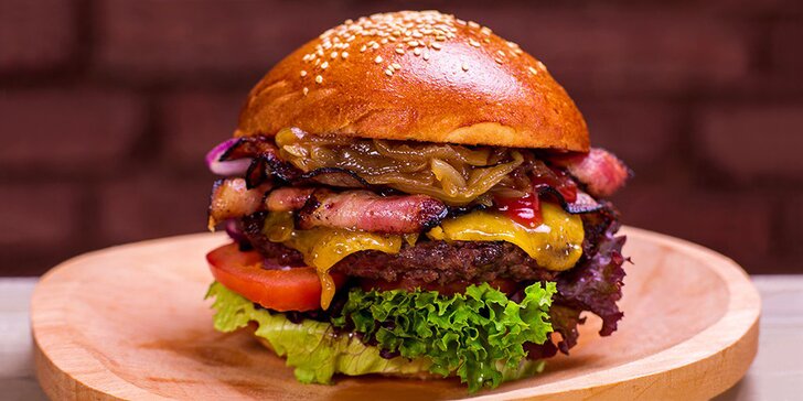 Dneska se jde k Tomovi: 250g burger podle gusta, steakové hranolky a pití