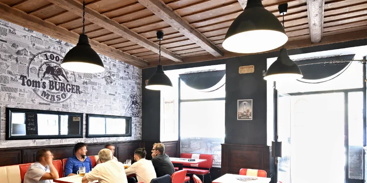 Burgerové menu s hranolky, salátem i pivem či limonádou pro 1 nebo 2