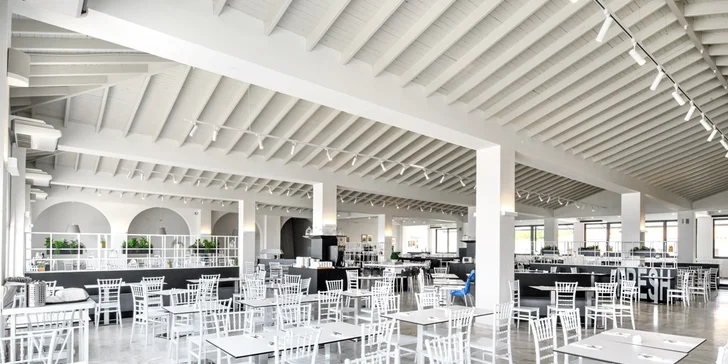 7 nocí na Chalkidiki: 4* hotel na pláži, bazén, all inclusive a letenka