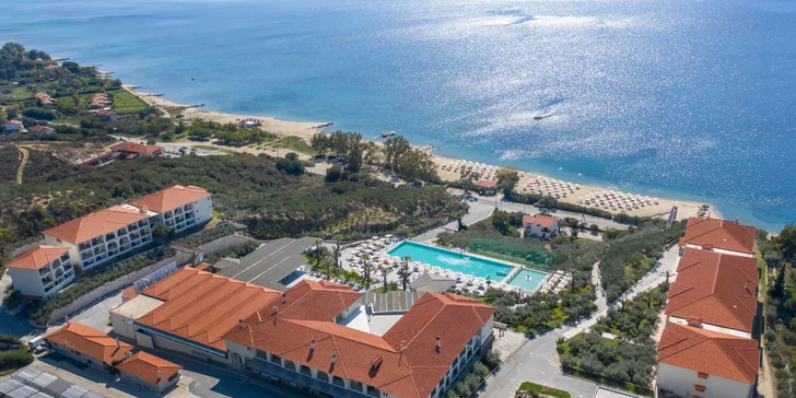 7 nocí na Chalkidiki: 4* hotel na písečné pláži, bazén, all inclusive a letenka