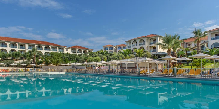 7 nocí na Chalkidiki: 4* hotel na písečné pláži, bazén, all inclusive a letenka