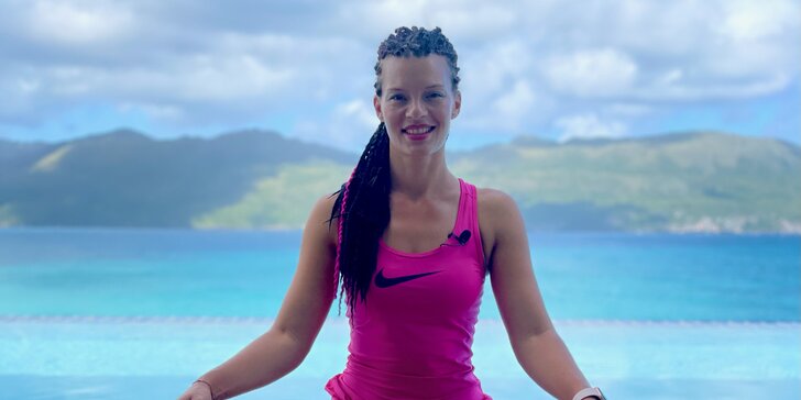Online lekce dynamické a jemné jógy, natáčené v exotickém Karibiku