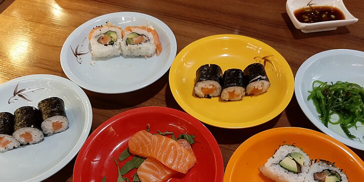 Neomezené hodování asijských dobrot: 2 hodiny running sushi pro jednoho