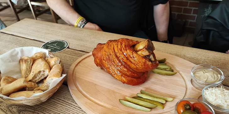 Dopřejte si 1,7 kg grilovaného vepřového kolena pro 2-4 hladovce