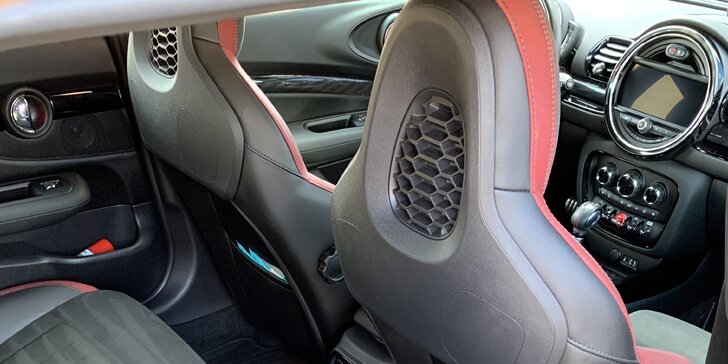 Čištění auta: ruční mytí karoserie i kompletní vyčištění interiéru i s tepováním sedadel