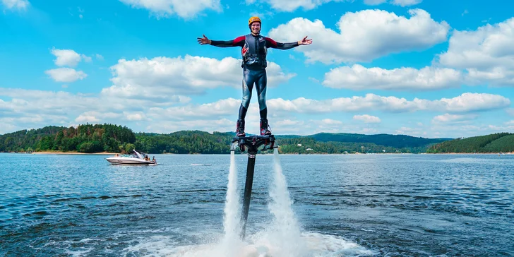 Adrenalinový zážitek na flyboardu: instruktáž, pomůcky a 10 minut letu na Orlíku