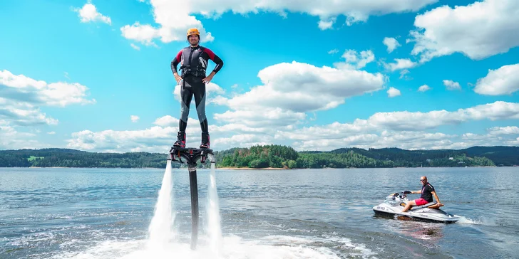 Adrenalinový zážitek na flyboardu: instruktáž, pomůcky a 10 minut letu na Orlíku