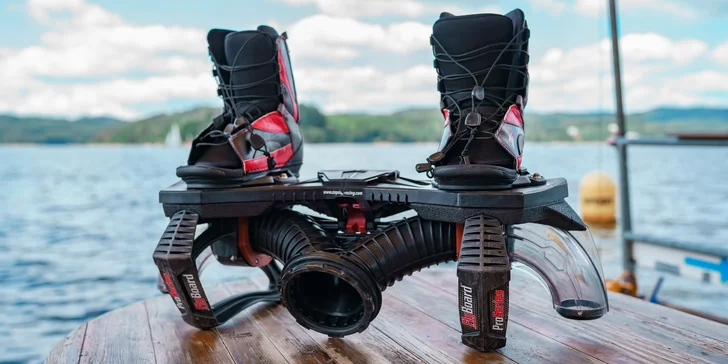 Adrenalinový zážitek na flyboardu: instruktáž, pomůcky a 10 minut letu na Orlíku