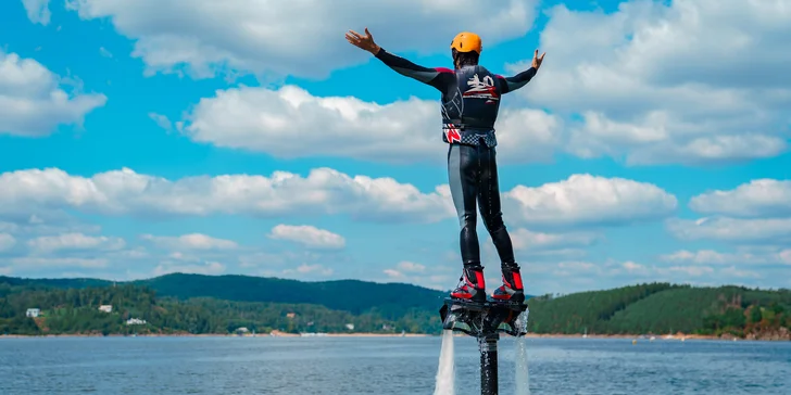 Adrenalinový zážitek na flyboardu: instruktáž, pomůcky a 10 minut letu na Orlíku