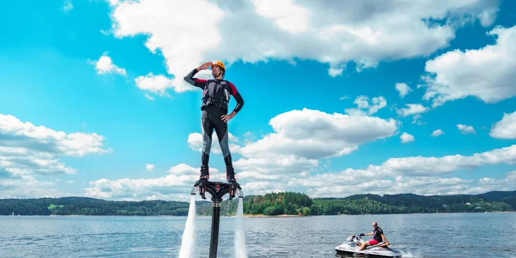 Adrenalinový zážitek na flyboardu: instruktáž, pomůcky a 10 minut letu na Orlíku