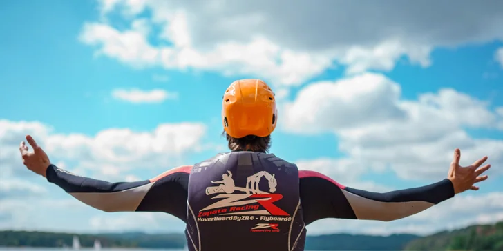 Adrenalinový zážitek na flyboardu: instruktáž, pomůcky a 10 minut letu na Orlíku